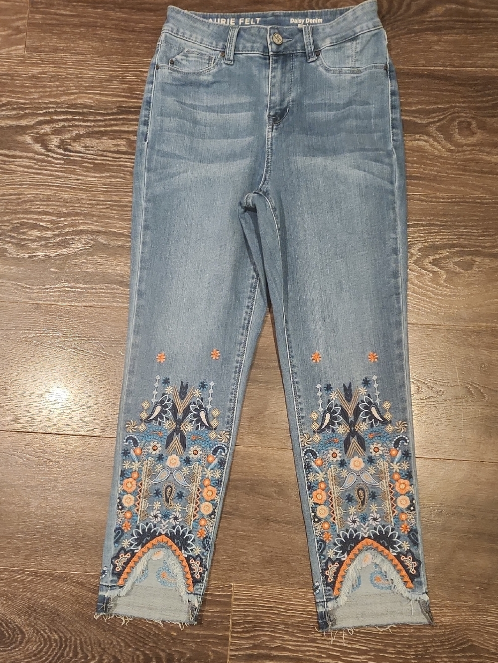 ❤️ LAURIE FELT EMBROIDERED HIGH RISE SKINNY DAISY DENIM JEANS, 4P (27 PETITE) - Picture 2 of 12